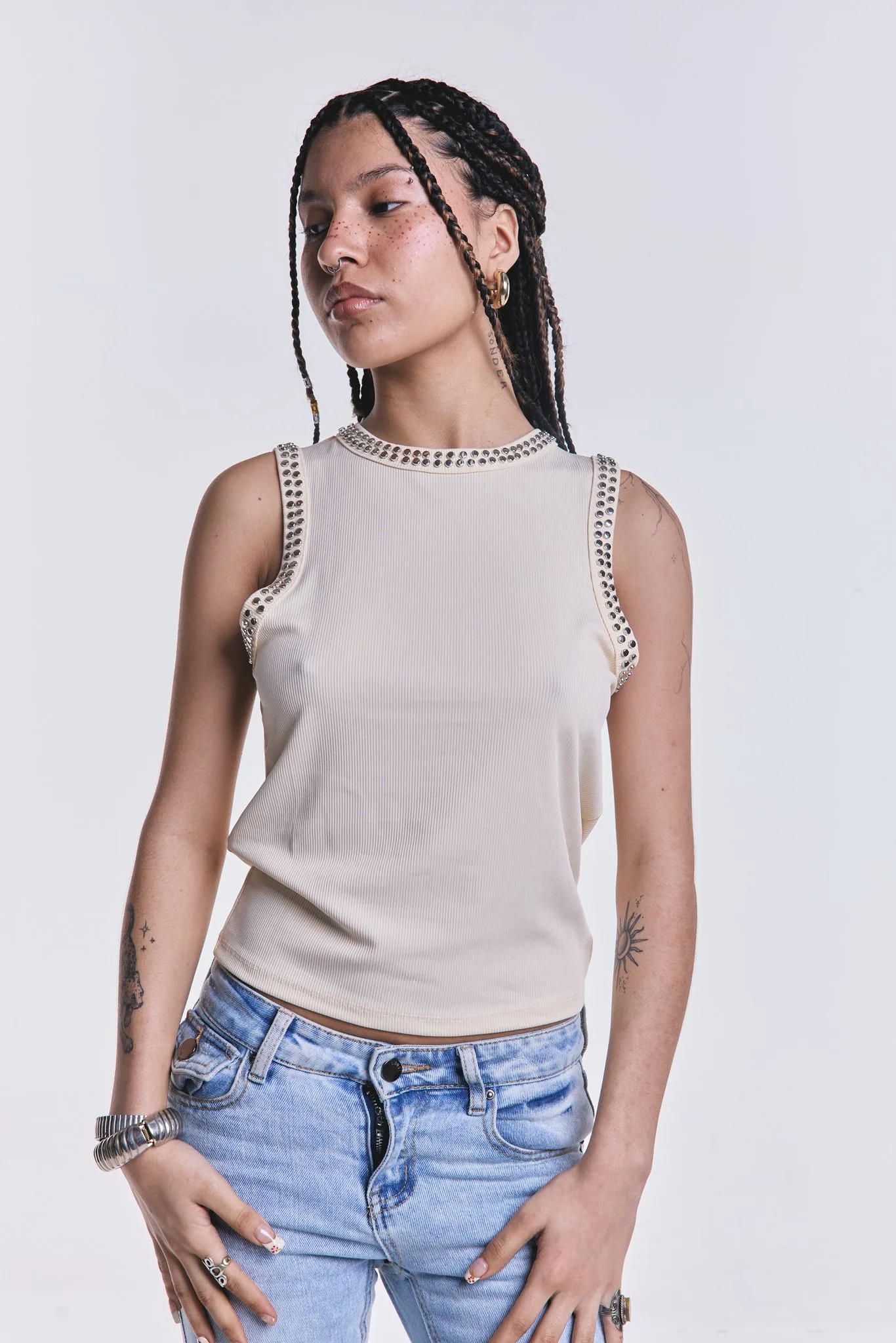 Musculosa Rogue Tachas Crudo