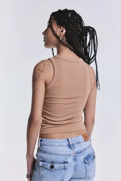 Musculosa Rogue Tachas Camel