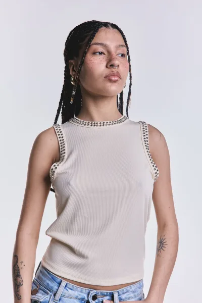 Musculosa Rogue Tachas Crudo
