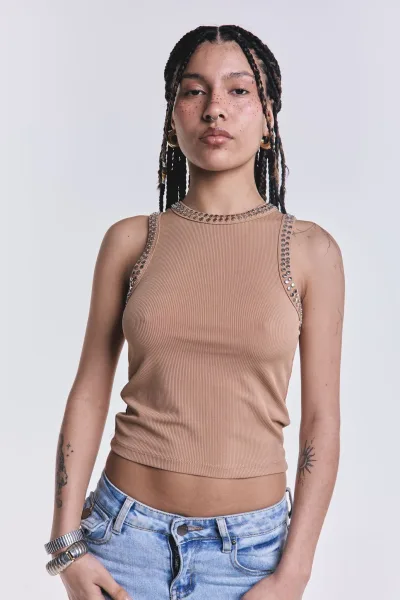 Musculosa Rogue Tachas Camel